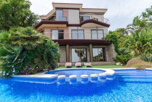 Lloret de Mar Villa Sleeps 8 Pool Air Con Wifi