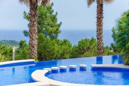 Lloret de Mar Villa Sleeps 8 Pool Air Con Wifi