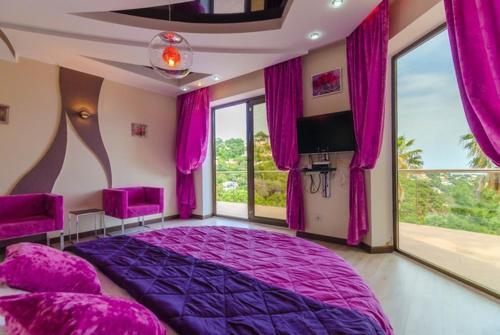 Lloret de Mar Villa Sleeps 8 Pool Air Con Wifi