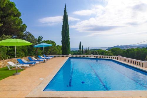 Lloret de Mar Villa Sleeps 14 Pool Wifi