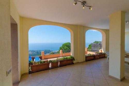 Lloret de Mar Villa Sleeps 8 Pool Air Con Wifi