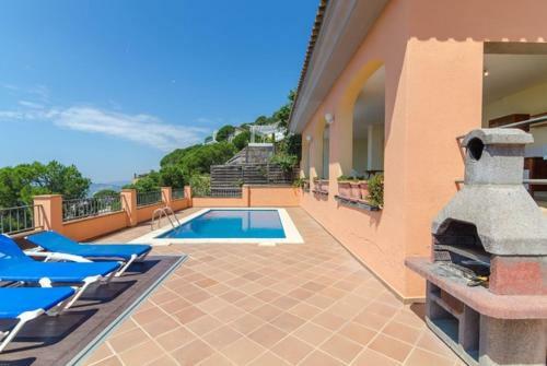 Lloret de Mar Villa Sleeps 8 Pool Air Con Wifi