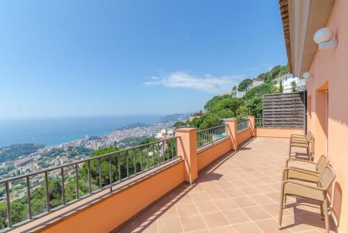 Lloret de Mar Villa Sleeps 8 Pool Air Con Wifi