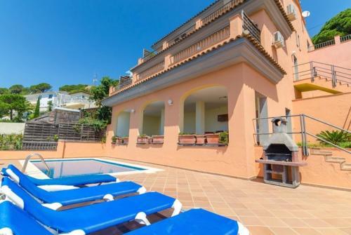 Lloret de Mar Villa Sleeps 8 Pool Air Con Wifi