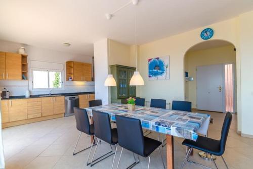 Lloret de Mar Villa Sleeps 8 Pool Air Con Wifi