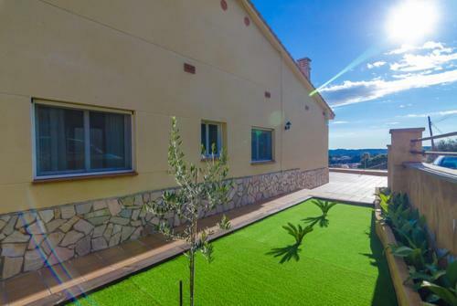 Lloret de Mar Villa Sleeps 6 Pool Air Con Wifi