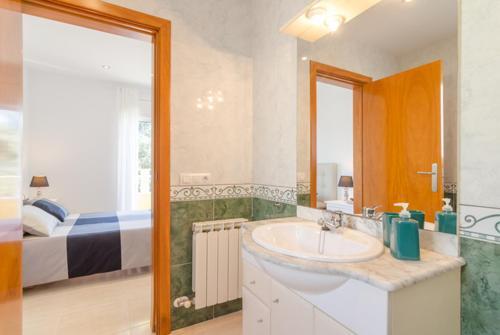 Lloret de Mar Villa Sleeps 6 Pool Air Con Wifi