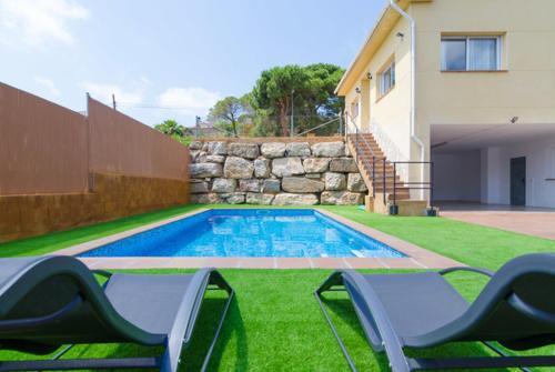 Lloret de Mar Villa Sleeps 6 Pool Air Con Wifi