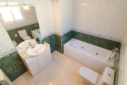 Lloret de Mar Villa Sleeps 6 Pool Air Con Wifi