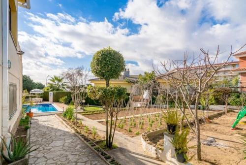 Lloret de Mar Villa Sleeps 6 Pool Wifi