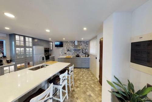 Lloret de Mar Villa Sleeps 10 Pool Air Con Wifi