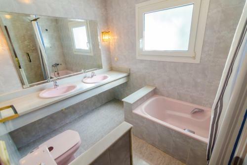 Lloret de Mar Villa Sleeps 6 Pool Wifi