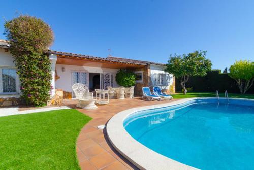 Lloret de Mar Villa Sleeps 6 Pool Wifi