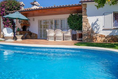 Lloret de Mar Villa Sleeps 6 Pool Wifi
