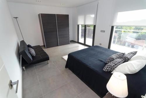 Lloret de Mar Villa Sleeps 9 Pool Wifi