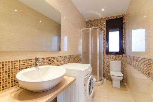 Lloret de Mar Villa Sleeps 6 Pool Air Con Wifi