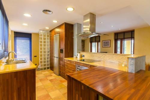 Lloret de Mar Villa Sleeps 7 Pool Air Con Wifi