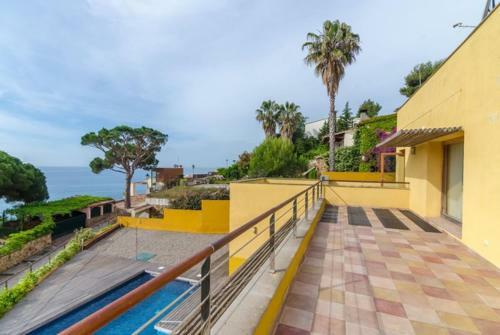 Lloret de Mar Villa Sleeps 7 Pool Air Con Wifi