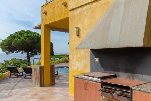 Lloret de Mar Villa Sleeps 7 Pool Air Con Wifi