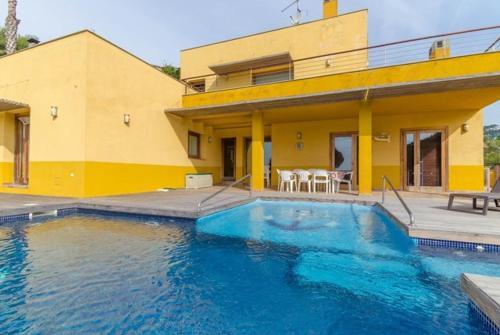 Lloret de Mar Villa Sleeps 7 Pool Air Con Wifi