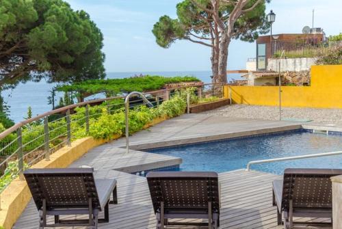 Lloret de Mar Villa Sleeps 7 Pool Air Con Wifi