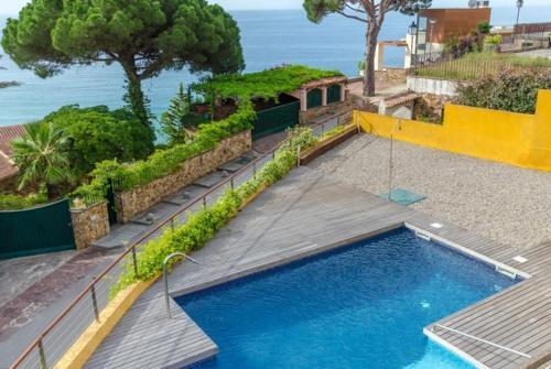 Lloret de Mar Villa Sleeps 7 Pool Air Con Wifi