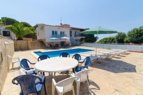 Lloret de Mar Villa Sleeps 10 Pool Air Con Wifi