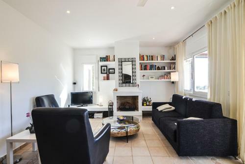 Lloret de Mar Villa Sleeps 6 Pool Wifi