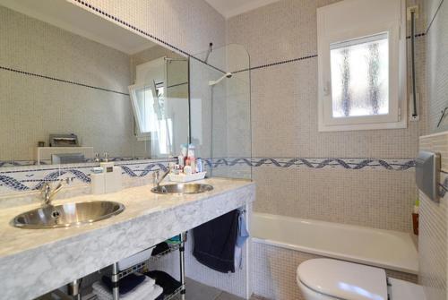 Lloret de Mar Villa Sleeps 6 Pool Wifi