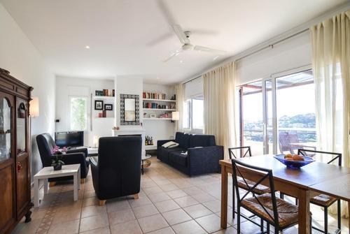Lloret de Mar Villa Sleeps 6 Pool Wifi