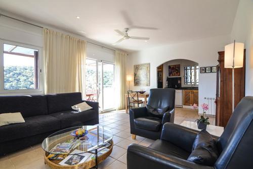 Lloret de Mar Villa Sleeps 6 Pool Wifi