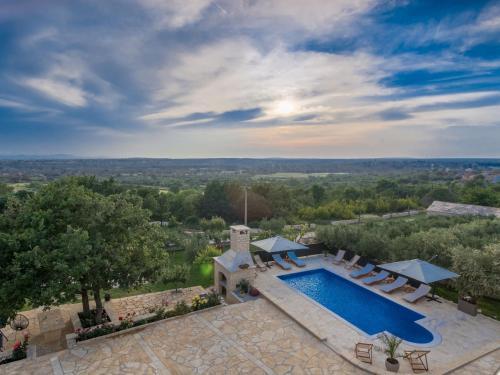 Gorgeous Villa In Lisicic By The Forest