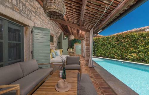Charming Stone Villa Pakich With Private Pool