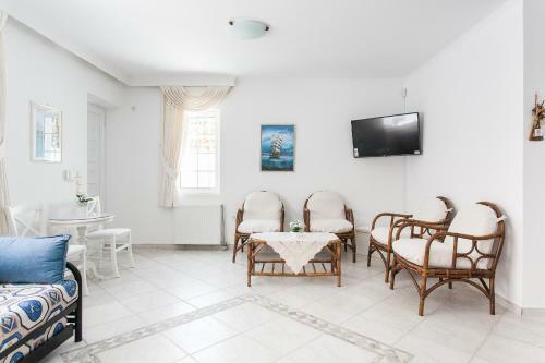 Summer Flat Steps To Beach With Garden & Sea View