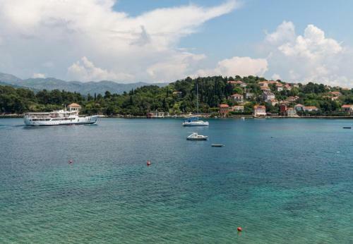Hostal Holiday Home Macus