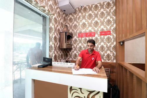 Oyo 16462 Hotel Fb