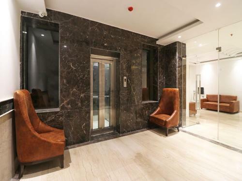 Capital O 10824 Hotel Star Suites