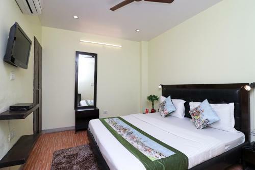 Oyo 10666 Hotel Feather