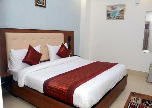 Hotel Capital O 13310 Noida Suites