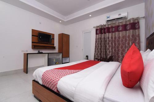 Hotel Capital O 13310 Noida Suites