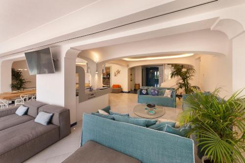 Sirenuse Villa Sleeps 8 Pool Air Con Wifi
