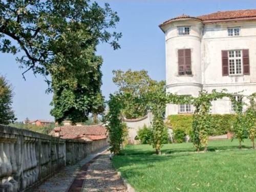 Luxurious Apartment With Garden In Rocca Grimalda