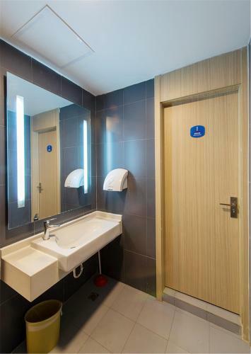 Hotel Hanting Express Wuxi East Railway Station