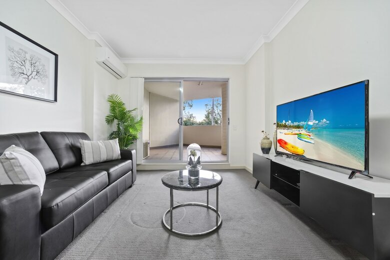Modern Luxury Apartment Walking Distance To Train Station