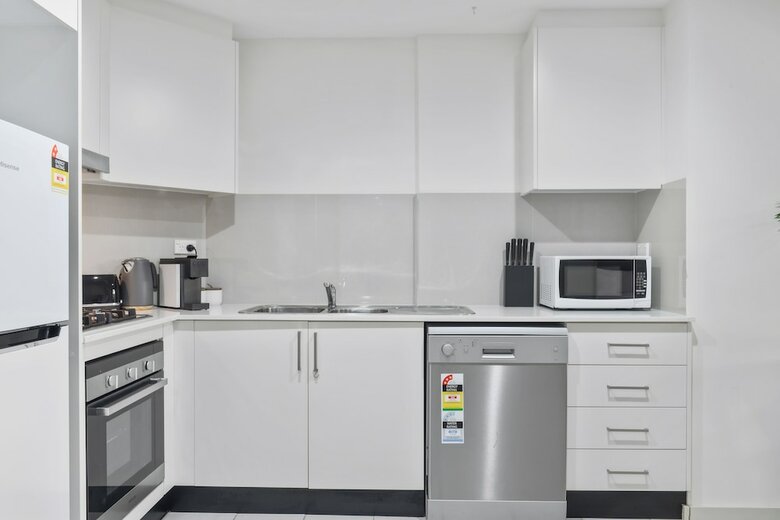 Modern Luxury Apartment Walking Distance To Train Station