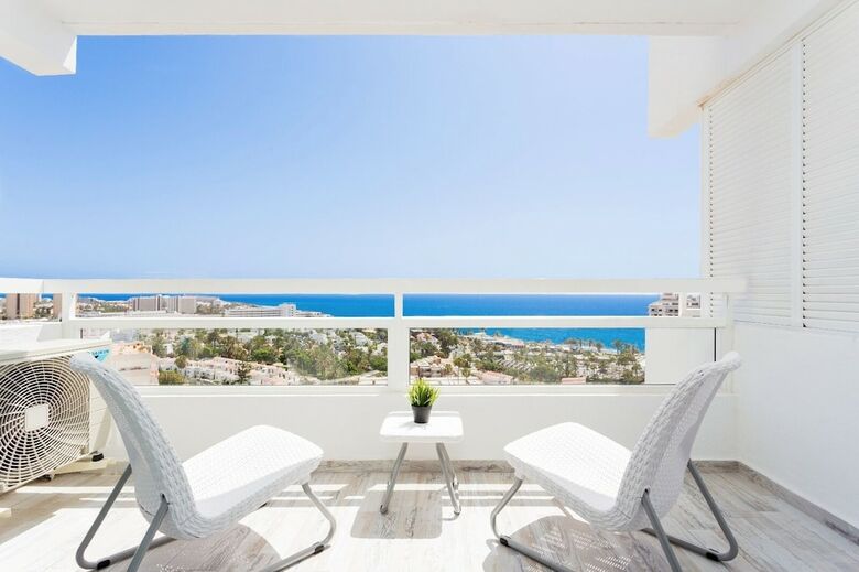 1107. Bright Modern Apartment With Spectacular Sea Views