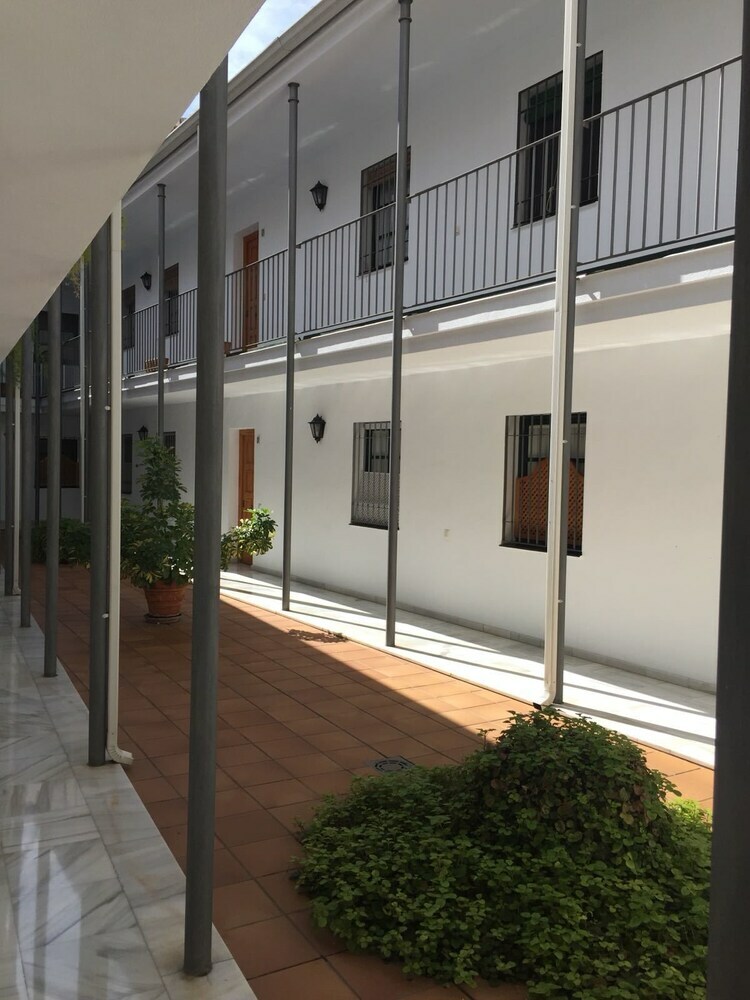 Apartamentos Monsalves Courtyard By Valcambre