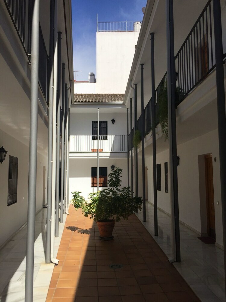 Apartamentos Monsalves Courtyard By Valcambre