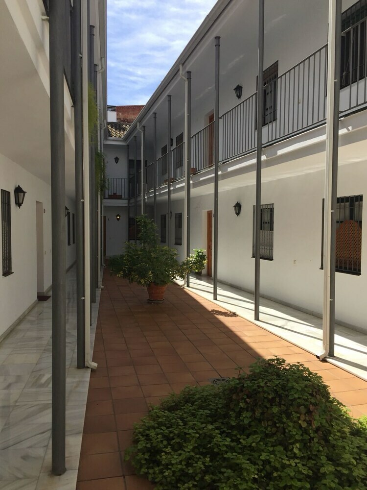 Apartamentos Monsalves Courtyard By Valcambre