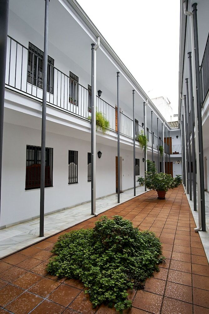 Apartamentos Monsalves Courtyard By Valcambre